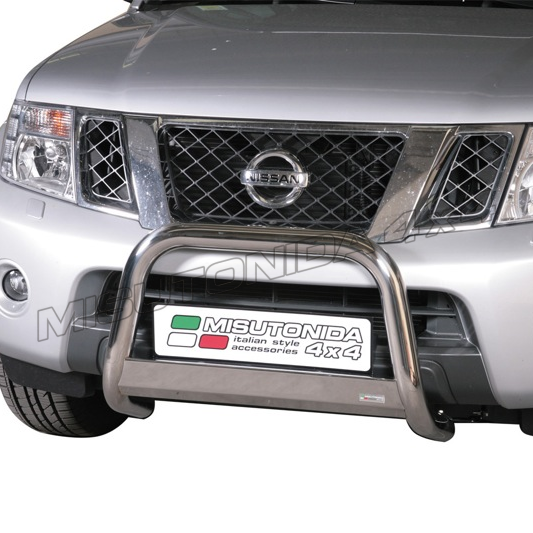 A silver Nissan D40 front bumper with a polished stainless steel bull bar guard, featuring a license plate frame with the text 'MISUTONDA 4x4' and an Italian flag graphic.