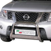 A silver Nissan D40 front bumper with a polished stainless steel bull bar guard, featuring a license plate frame with the text 'MISUTONDA 4x4' and an Italian flag graphic.